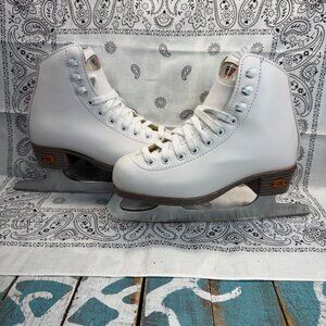 Riedell model 10 White Leather Figure Ice Skate Youth  Size 1